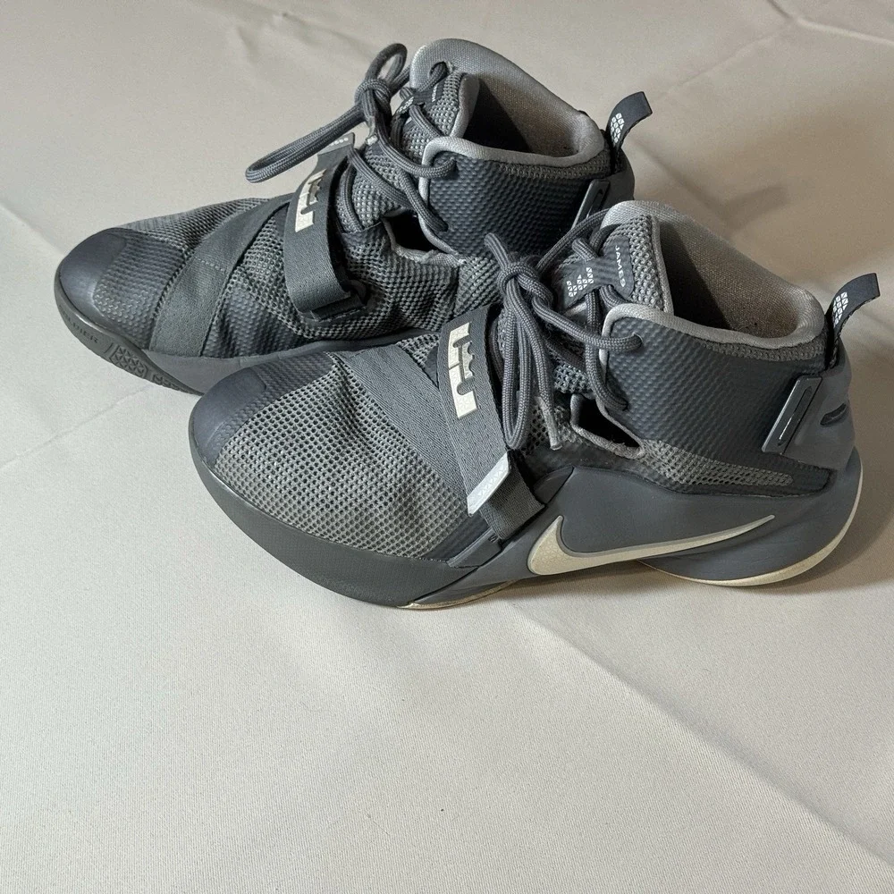 Nike Kids Lebron James Soldier IX Basketball Shoes 776471-003 Youth 4.5 Gray